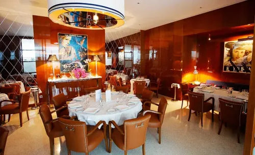 Elegant Nautical-Inspired Dining Space for Luxurious Celebrations