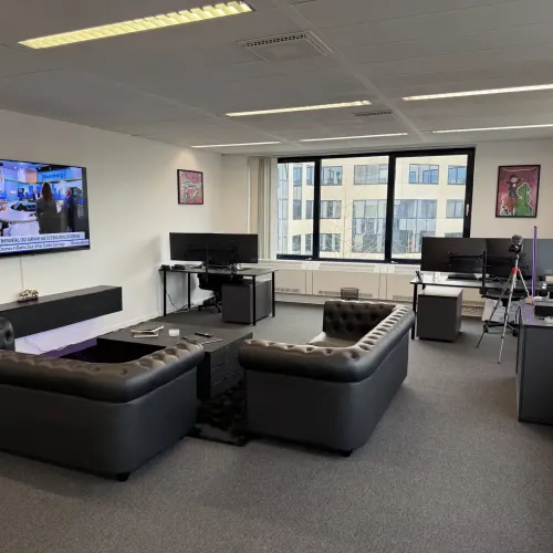 Modernist Loft With Classic Chesterfields for Offsite Meetings and Briefings