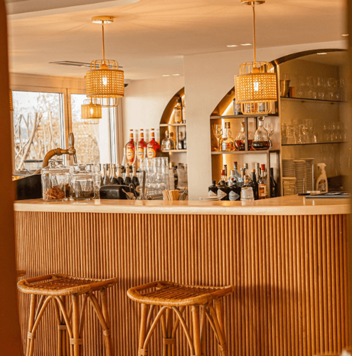 Charming and Warm Bar for After-Work Gatherings and Exclusive Events