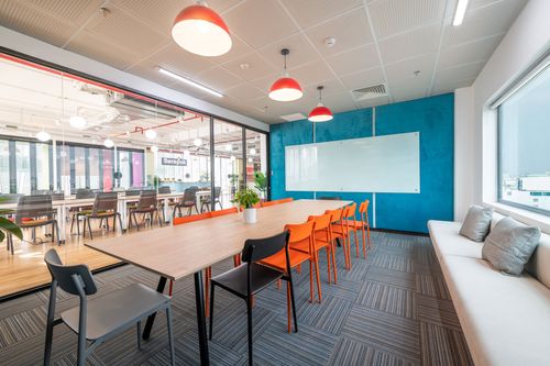Contemporary Meeting Room for Team Meetings and Workshops