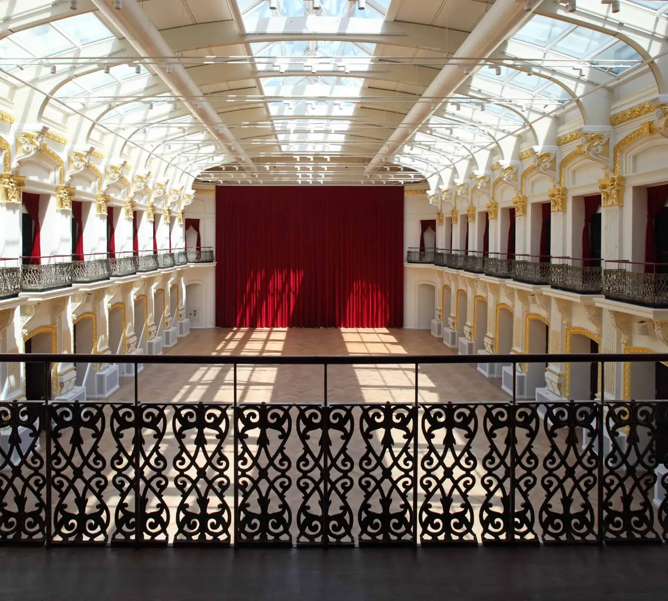 A colonial venue in Vienna with modern tech essentials.webp