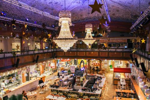 Grand Belle Époque Ballroom With Dazzling Chandeliers for Lively Gatherings
