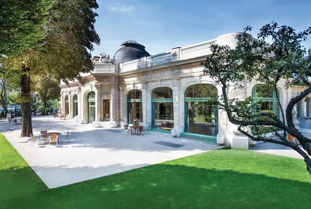 A summer party venue in Paris in an elegant neo-classical pavilion.webp