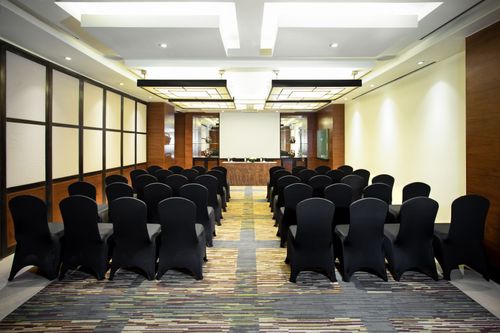 Spacious and Versatile Event Space With Wooden Decor for Conventions