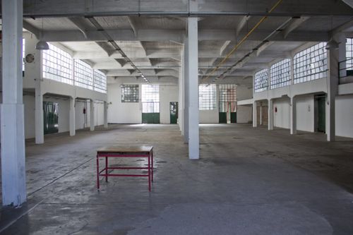 Industrial Grid-Lit Hall With Open Floor Plan for Large-Scale Creative Events