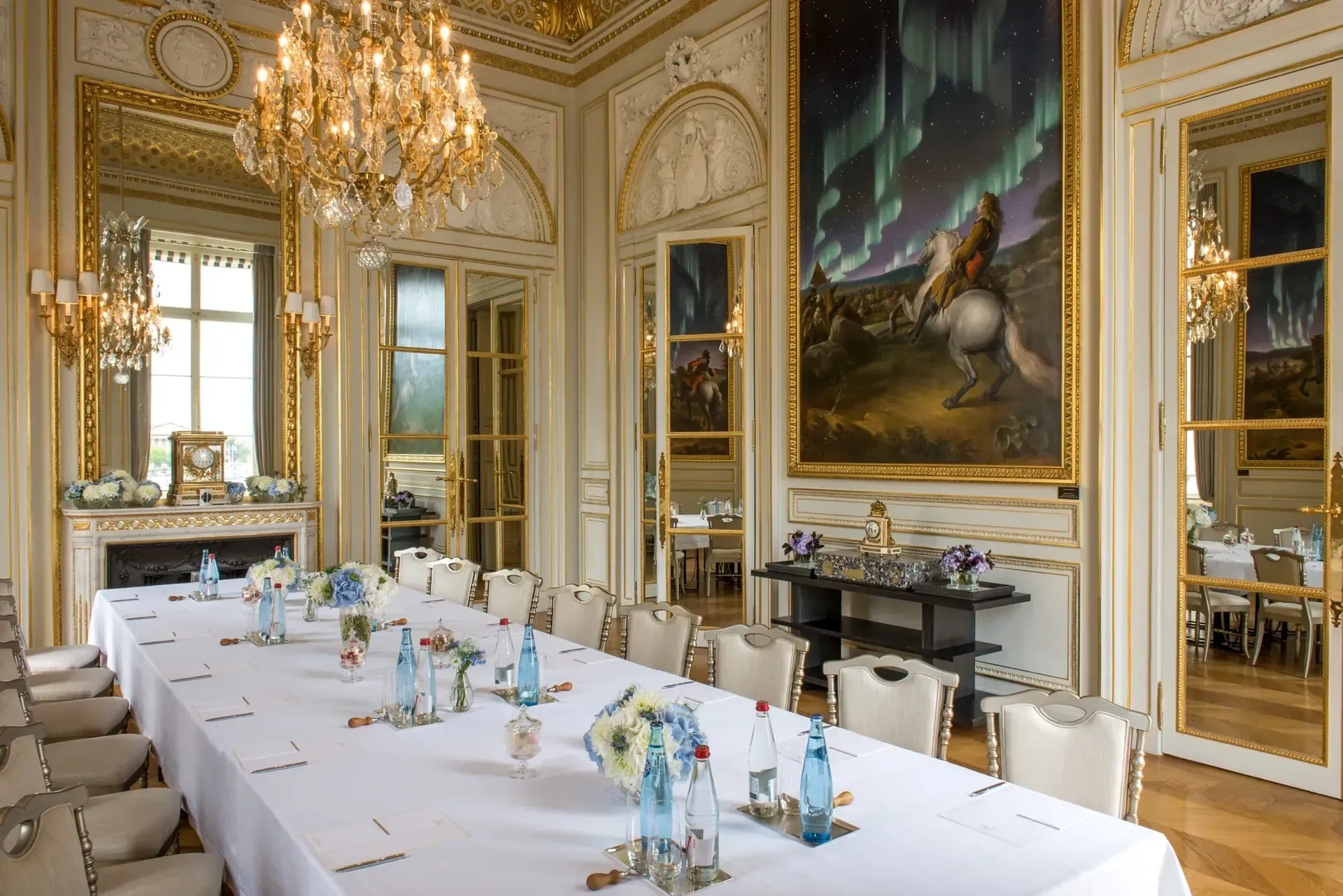 A luxurious banquet hall in Paris with Renaissance paintings.webp
