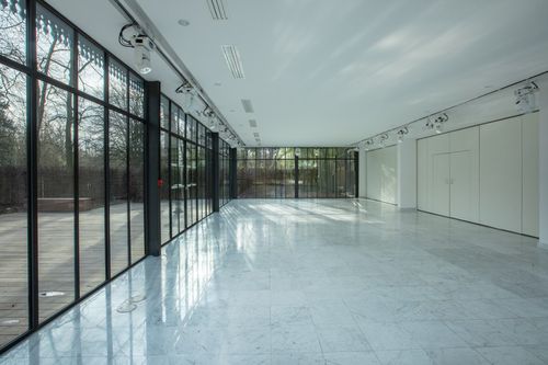 Neoclassical Glass Pavilion With Lush Greenery for Energetic Networking Events