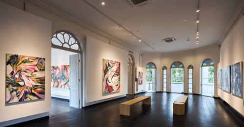 White Colonial-Era Hall With Artistic Flair for Elegant Receptions