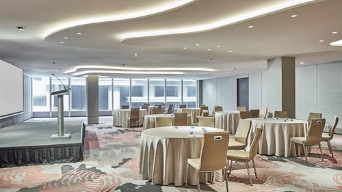 242M² Function Room With Sculptural Lights for Seminars and Workshops