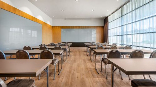 Sleek, Light-Filled Venue for Corporate Workshops and Seminars