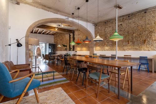 Bohemian Flared Space With a Lovely Courtyard for Creative Workshops