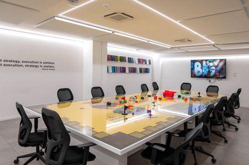 Creative Meeting Room With Glass-Topped Large Table for Dynamic and Focused Discussions