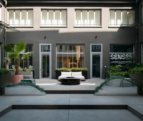 Contemporary Courtyard With Minimalist Landscaping for Networkings