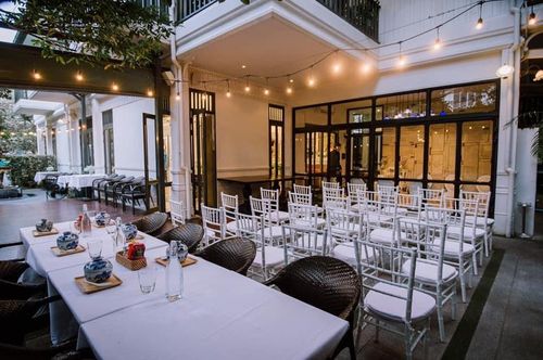 Intimate Colonial-Style Garden Venue for Elegant Outdoor Celebrations
