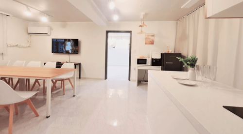 Bright Modular Loft With Scandinavian Aesthetic and Smart Tech for Strategy Group Sessions