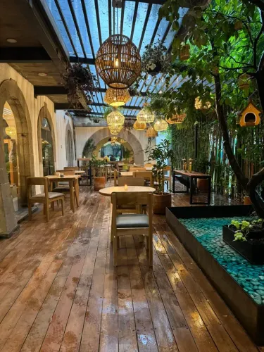 Elegant Hybrid Terrace With Natural Décor and Wooden Furnishings