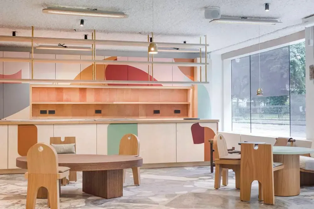 Cosy co-working space in Brussels with lush greenery and wooden furniture for creative events.webp