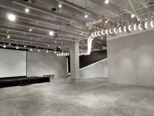 Spacious Industrial Hall With 7-Metre Ceilings for Striking Product Showcases