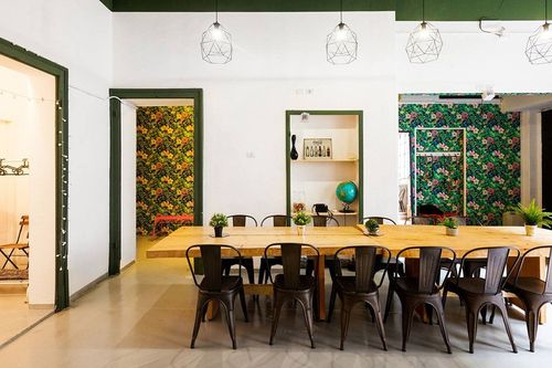 Bright Loft With Exposed Brick and Floral Touches for Private Dinners and Gatherings