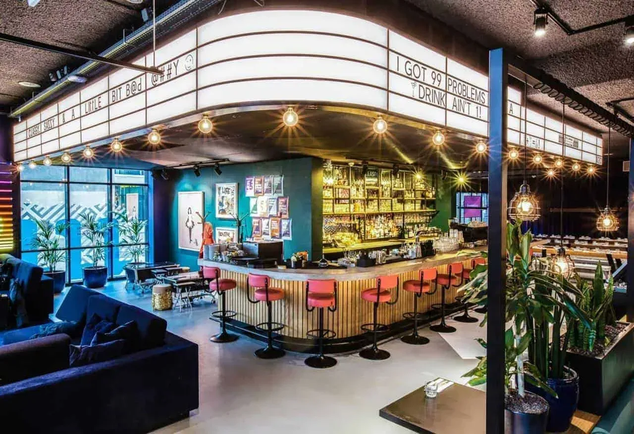 A nostalgic retro-chic bar in Amsterdam for networking and cocktail parties.webp
