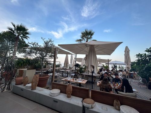Stylish Green Oasis With Panoramic Views for Dining and Networking