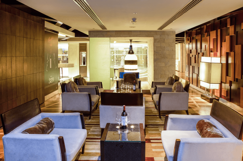 Sophisticated Lounge With 70s Opulent Décor for Cocktail Parties
