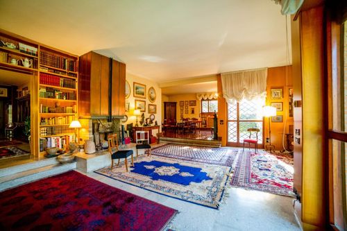 Tranquil Light-Filled Lounge With Timeless Charm for Intimate Gatherings and Events