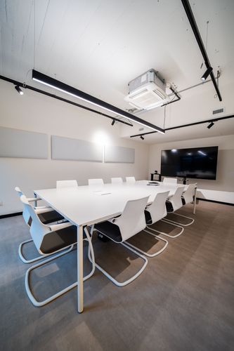 Modern All-White Conference Room With Sleek Outdoor Space for Focused Discussions and Meetings