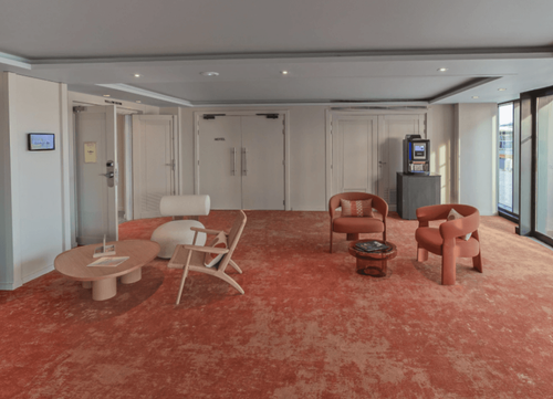 Room With Floor-To-Ceiling Windows and Versatile Setup for Training