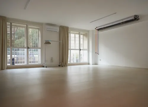 Minimalist Studio with Outdoor Patio and Natural Light for Creative Sessions