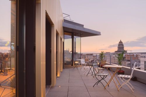 Chic Corporate Venue with Serene Rooftop Terrace