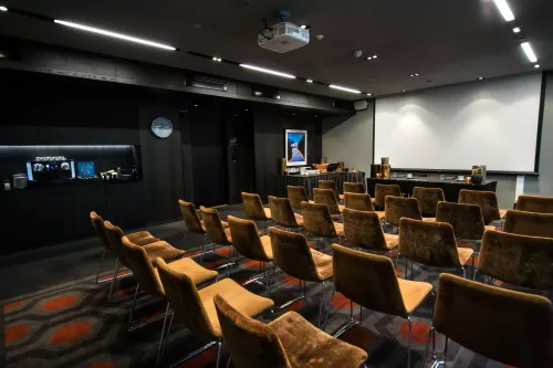 Scenic Harbour Meeting Space With Urban Elegance for Inspiring Gatherings