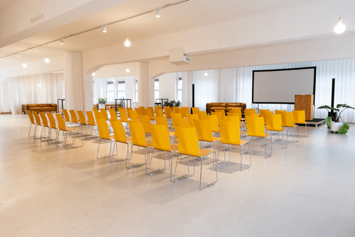 Modular Minimalist Loft With a Touch of Greenery for Inspiring Corporate Events