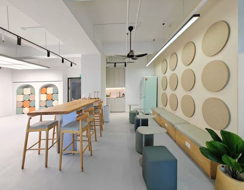 Neutral-Toned Chamber With Sculptural Acoustics for Visionary Workshops