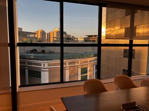 Intimate Luminous Boardroom for Professional Meetings