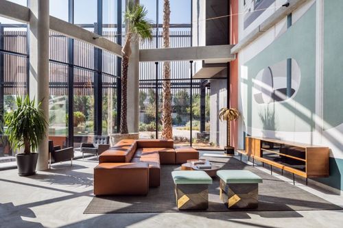 Curved Glass Oasis With Cutting-Edge Design for Innovative Corporate Gatherings