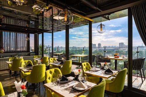Modern Rooftop Restaurant With Stunning Views for Company Dinners