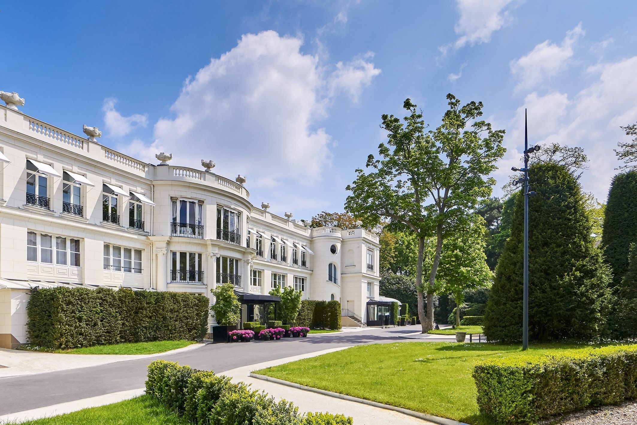 A Lovely Garden in Paris Near the Eiffel Tower for Nature-Inspired Gatherings.jpeg