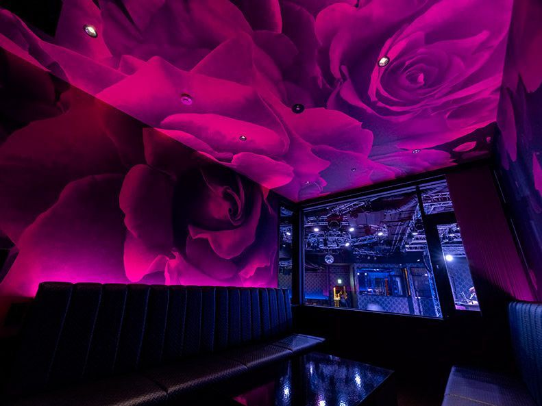 A top bar for after-works in Tokyo with high-end private suites for VIPs.jpg