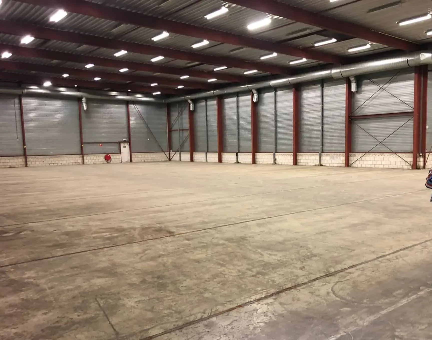 An expansive industrial event space with raw aesthetics.webp