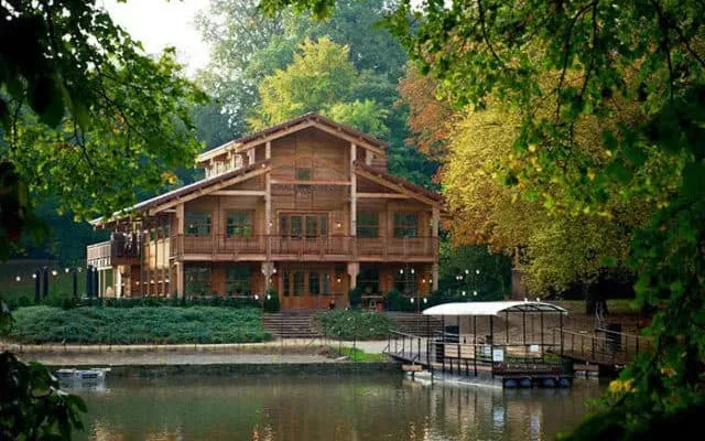 Serene lakeside venue in Brussels surrounded by greenery.webp