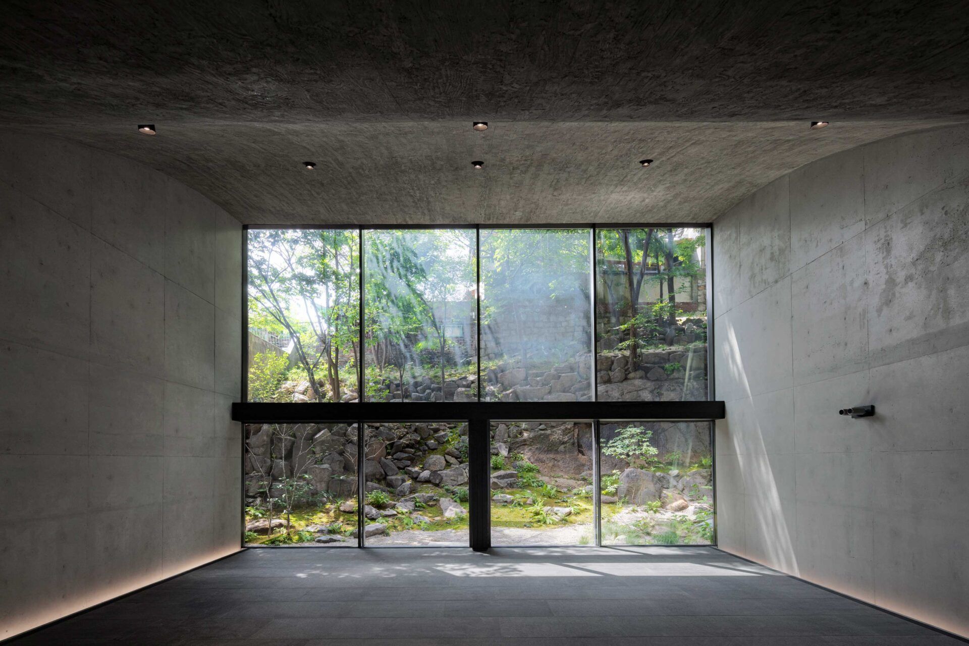 A Customisable Industrial Chic Venue WIth Steel Beams in Seoul.jpg