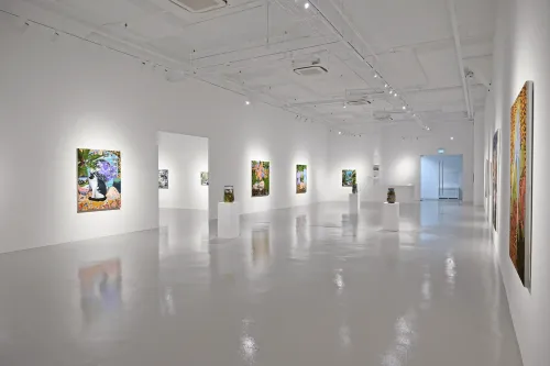 Modern White Space With High Ceilings and Quality Artworks for Stylish Product Launches and Creative Productions