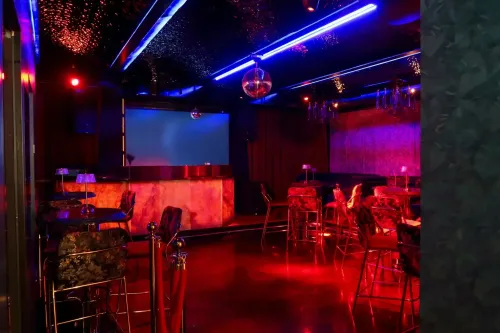 Chic Cocktail Haven With Glamorous Lighting and Flawless Ambience for Celebrations