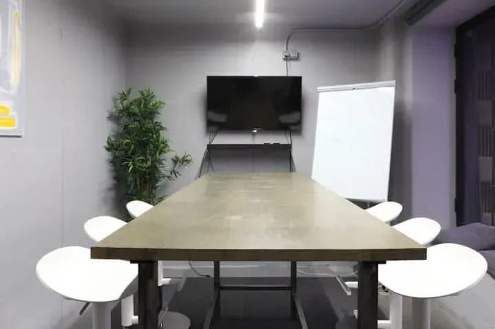 Contemporary meeting space in Barcelona with minimalist design and advanced tech.webp