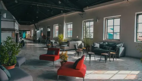 Industrial Loft With Elegant Seating and Versatile Layouts for Corporate Events