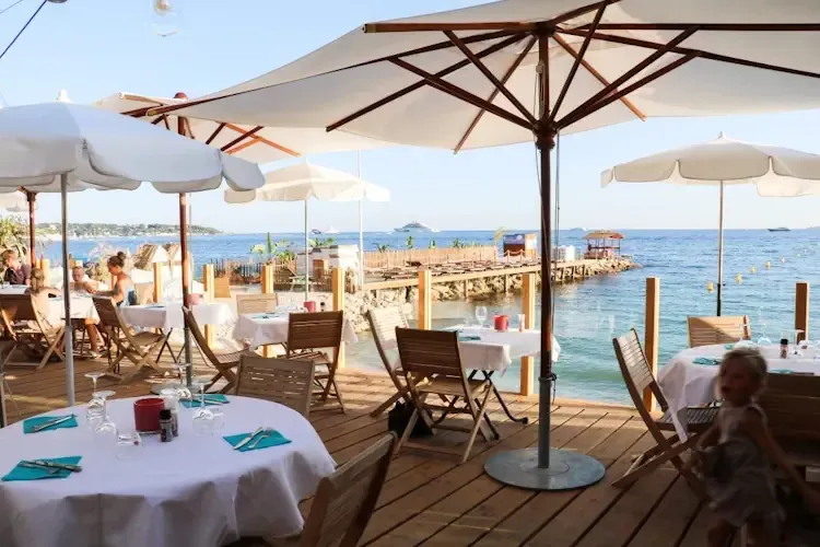 A coastal rooftop brunch venue in Cannes with an ocean view.webp