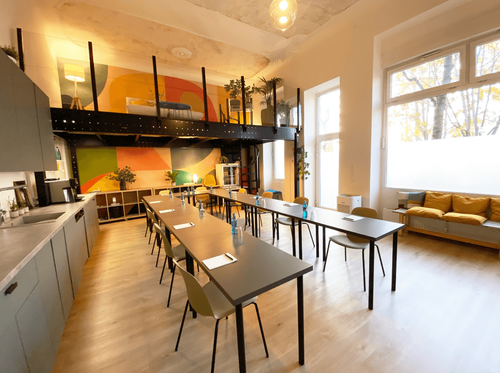 Versatile Meeting Room With Hybrid Tech