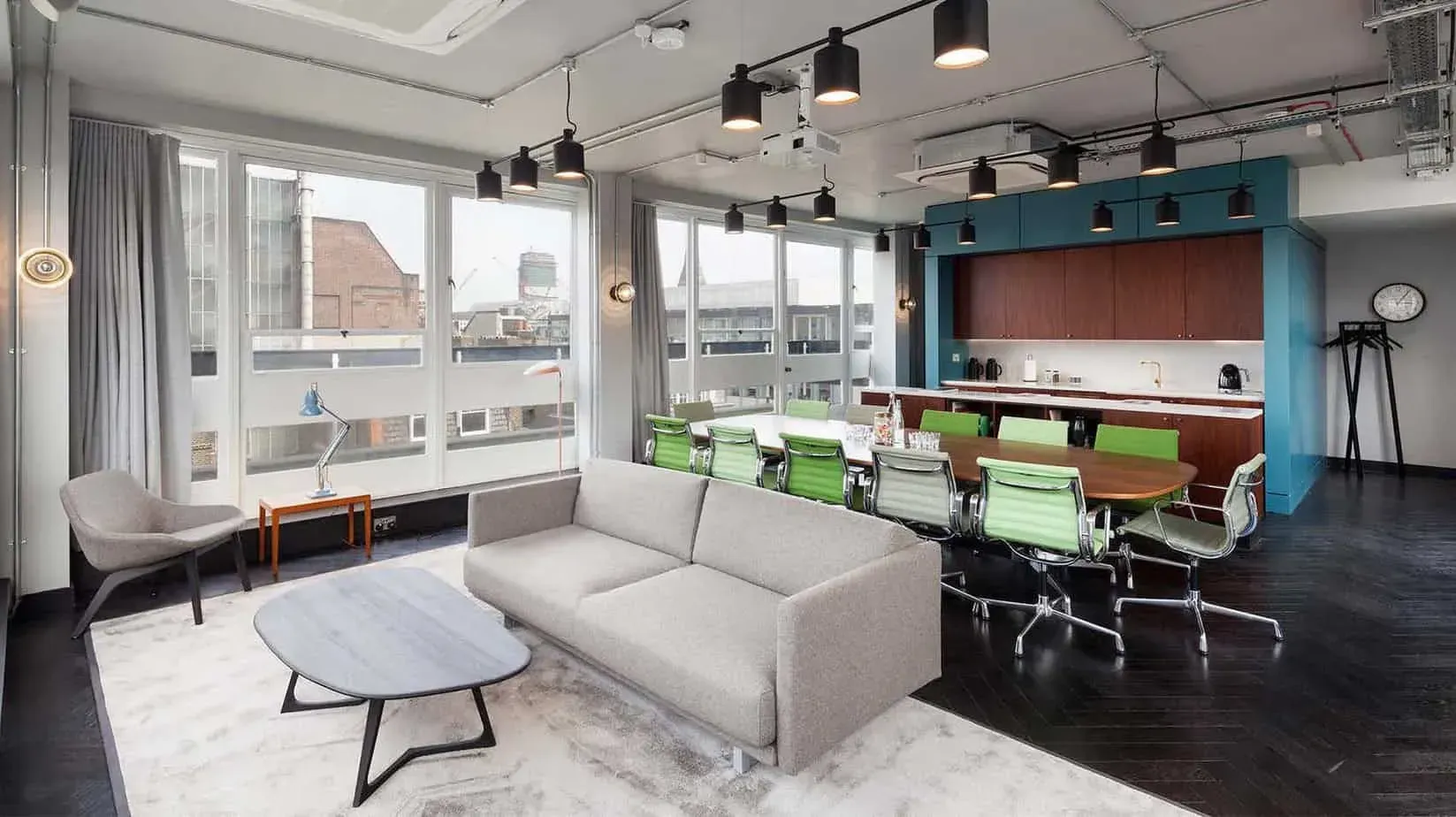 A glamorous rooftop penthouse for brainstorming sessions in London.webp