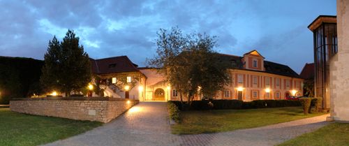 Gothic Cloister With Enchanting Gardens for Timeless Celebrations